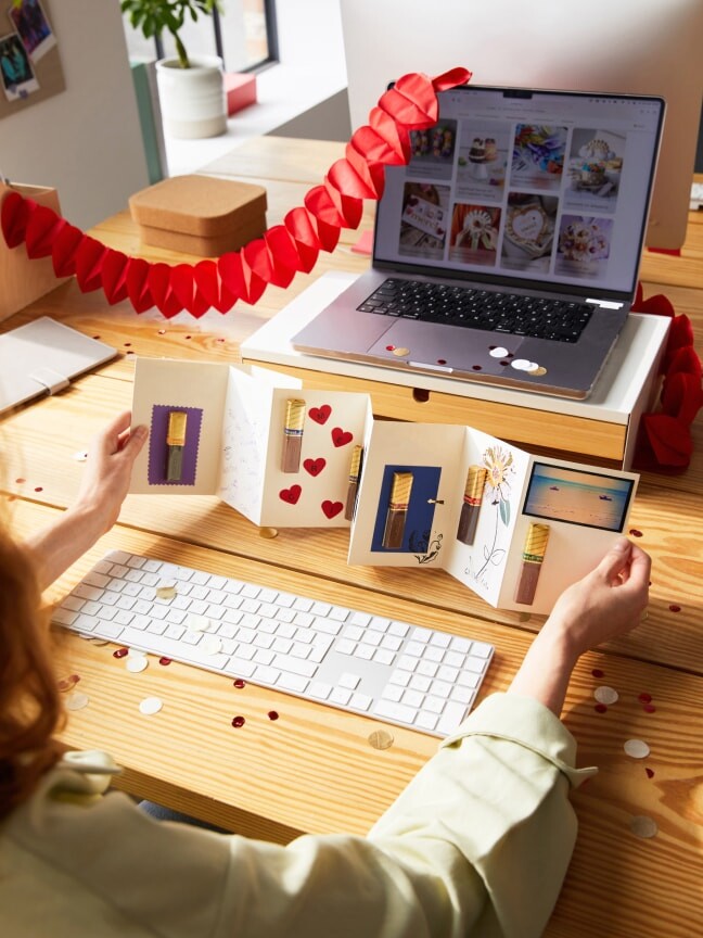 Carte à pliage paravent avec messages et chocolat